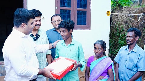 കരൾ മാറ്റി വെക്കൽ ശസ്ത്രക്രിയയിലൂടെ ജീവിതംതിരിച്ച് പിടിച്ച കൊല്ലം വെട്ടിക്കവല തലച്ചിറ സ്വദേശി അജിത്തിനെ കാണാനെത്തിയ കെ.ബി ഗണേഷ് കുമാർ എം.എൽ.എ, ആസ്റ്റർ ഇന്ത്യ വൈസ് പ്രസിഡന്റ് ഫർഹാൻയാസീൻ, കൊച്ചി ആസ്റ്റർ മെഡ്സിറ്റി, കൊല്ലം ആസ്റ്റർ പി.എം.എഫ് എന്നിവിടങ്ങളിലെ കൺസൾട്ടന്റ് മൾട്ടി ഓർഗൻ സർജനായ ഡോ. ബിജു ചന്ദ്രൻ