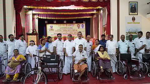 'ഒപ്പമുണ്ട് എംപി' പദ്ധതിയുടെ ഗുണഭോക്താക്കൾ സഹായ ഉപകരണങ്ങൾ ഏറ്റുവാങ്ങിയ ശേഷം ബെന്നി ബെഹനാൻ എംപിക്കൊപ്പം.