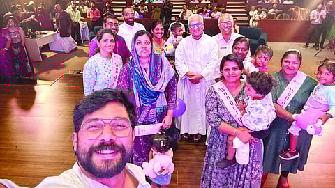 പുനർജനി പരിപാടിയിൽ പങ്കെടുക്കാനെത്തിയവർക്കൊപ്പം സെൽഫിയെടുക്കുന്ന നടൻ ഷറഫുദ്ദീൻ. രാജഗിരി ആശുപത്രി എക്സിക്യൂട്ടിവ് ഡയറക്ടർ ആൻഡ് സിഇഒ ഫാ. ജോൺസൺ വാഴപ്പിളളി, അഡ്മിനിസ്ട്രേഷൻ ഡയറക്ടർ ഫാ. ജോയ് കിളിക്കുന്നേൽ, ക്രിട്ടിക്കൽ മെഡിസിൻ വിഭാഗം മേധാവി ഡോ. ജേക്കബ് വർഗ്ഗീസ് , ഗൈനക്കോളജി വിഭാഗം മേധാവി ഡോ. വി.പി. പൈലി എന്നിവർ സമീപം.