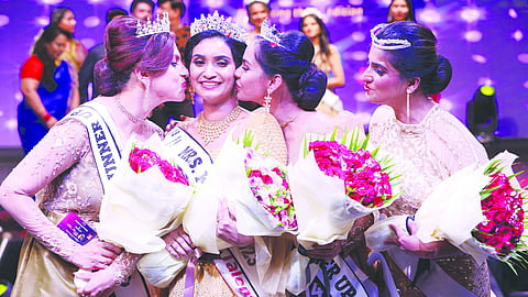 ആലപ്പുഴയില് നടന്ന മിസിസ് കേരള 2023 മത്സരത്തില് വിജയിയായ ആനി മാമ്പള്ളിക്ക് ഫസ്റ്റ് റണ്ണര് അപ്പ് ജിക്കി തോമസും സെക്കന്ഡ് റണ്ണര് അപ്പ് ജസ്ന ചന്ദ്രനും ചുംബനം നല്കുന്നു. സമീപം തേഡ് റണ്ണര് അപ്പ് നമിത സത്യന്.