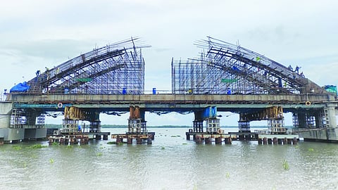 പെരുമ്പളം പാലത്തിന്റെ ആർച്ച് ബീമുകളുടെ പണി പുരോഗമിക്കുന്നു.