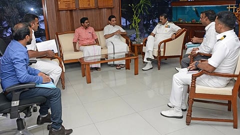 എൻ എ ഡി ചുറ്റുമതിൽ വിഷയവുമായി ബന്ധപ്പെട്ട് ഹൈബി ഈഡൻ എംപി സതേൺ നേവൽ കമാൻഡ് കമ്മാൻഡിംഗ് ഇൻ ചീഫ് എം എ ഹമ്പിഹോളിയുമായി കൂടിക്കാഴ്ച്ച നടത്തുന്നു