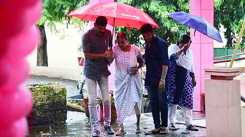 പുതുപ്പള്ളി ഡോൺ ബോസ്കോ സെൻട്രൽ സ്കൂളിലെ  വനിതാസൗഹൃദ പിങ്ക് ബൂത്തിൽ വോട്ടുചെയ്യാനെത്തുന്ന വെട്ടത്തു വീട്ടിൽ മറിയാമ്മ ജോൺ