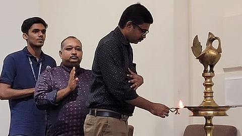 പ്രൊഫ. സിജോ ജോർജ് വാരാഘോഷത്തിന്റെ ഉദ്ഘാടനം നിർവഹിക്കുന്നു.