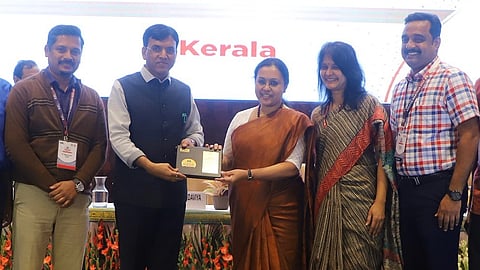 സംസ്ഥാന ആരോഗ്യ വകുപ്പ് മന്ത്രി വീണാ ജോർജ് കേന്ദ്ര മന്ത്രി മൻസൂഖ് മാണ്ഡവ്യയിൽനിന്ന് പുരസ്കാരം ഏറ്റുവാങ്ങുന്നു.