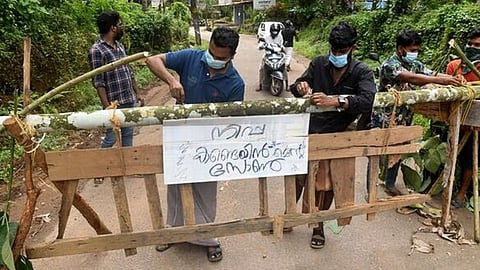 നിപ ബാധിത പ്രദേശത്തേക്ക് പ്രവേശനം നിരോധിച്ചു കൊണ്ട് ബാരിക്കേടുകൾ സ്ഥാപിക്കുന്ന പ്രദേശവാസികൾ