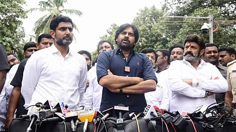 ജനസേനാ നേതാവ് പവൻ കല്യാൺ  ടിഡിപി നേതാക്കളായ നന്ദമൂരി ബാലകൃഷ്ണനും നര ലോകേഷിനും ഒപ്പം.