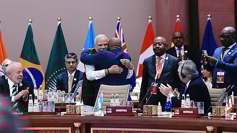 പ്രധാനമന്ത്രി  നരേന്ദ്ര മോദി  ആഫ്രിക്കൻ യൂണിയൻ ചെയർപേഴ്സൺ അസലി അസോമാനിയെ ആലിംഗനം ചെയ്യുന്നു.