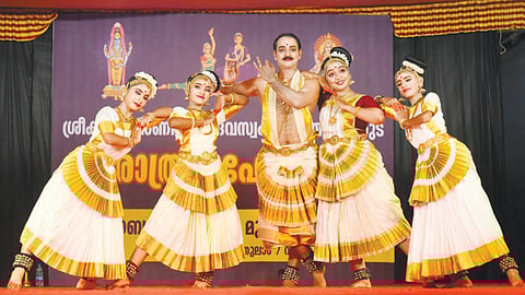 നവലശേരി വില്ലെജ് ഓഫിസർ സുനിൽകുമാറും കുടുംബവും ശിഷ്യർക്കൊപ്പം കൂടൽമാണിക്യം ക്ഷേത്രം നവരാത്രി ആഘോഷവേദിയിൽ മോഹിനിയാട്ടം അവതരിപ്പിക്കുന്നു.