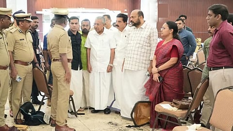 കൺവെൻഷൻ സെന്റർ സന്ദർശിക്കാനെത്തിയ മുഖ്യമന്ത്രിയും സംഘവും