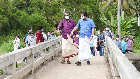 കിരീടം പാലം സന്ദർശിക്കുന്ന മന്ത്രിമാരായ വി. ശിവൻകുട്ടിയും മുഹമ്മദ് റിയാസും.