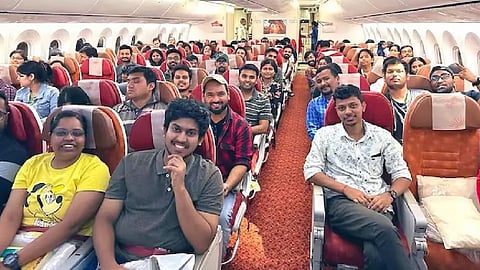 ഇസ്രയേലിൽ നിന്ന് ഇന്ത്യയിലേക്കുള്ള ആദ്യ വിമാനത്തിലെ യാത്രക്കാർ.