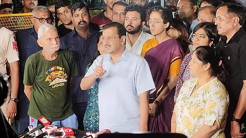 അറസ്റ്റിലായി മണിക്കൂറുകൾ മാത്രം; ആശ്വാസ വാക്കുകളുമായി കെജ്രിവാളും കുടുംബവും സഞ്ജയ് സിങിന്റെ വീട്ടിൽ