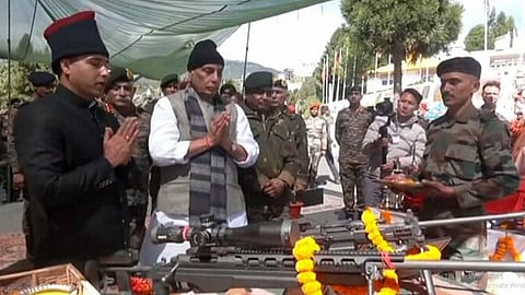 പ്രതിരോധ മന്ത്രി രാജ് നാഥ് സിങ് തവാങ്ങിൽ ശസ്ത്രപൂജ നടത്തുന്നു.