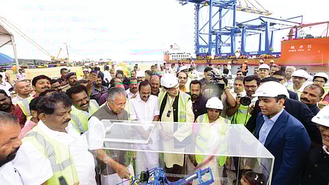 വിഴിഞ്ഞം തുറമുഖത്ത് അടുത്ത ആദ്യത്തെ കപ്പലിനു നൽകിയ സ്വീകരണത്തോടനുബന്ധിച്ച് മുഖ്യമന്ത്രി പിണറായി വിജയന് കപ്പലിന്റെ മാതൃക കൈമാറുന്നു.