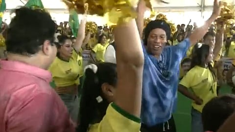 റൊണാൾഡീഞ്ഞോ ആരാധകർക്കൊപ്പം നൃത്തം ചെയ്യുന്നു