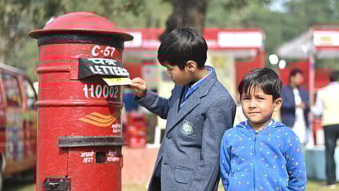 ലെറ്റർ റൈറ്റിങ് കാർണിവലിൽ കത്ത് പോസ്റ്റ് ചെയ്യുന്ന കുട്ടികൾ.