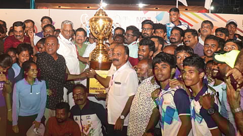 പാലക്കാട് ടീം ട്രോഫിയുമായി