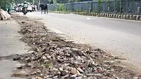 കമ്മീഷൻ കൊടുക്കാത്തതിന്റെ പേരിൽ തകർത്തിട്ടിരിക്കുന്ന റോഡ്.