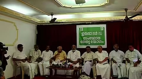 വാർത്താ സമ്മേളനത്തിൽ നിന്ന്