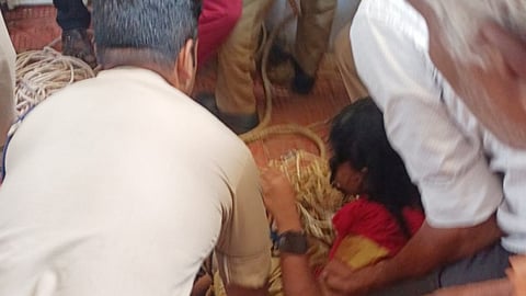 കിണറ്റിൽ വീണ കുട്ടിയെ ഫയർ ഫോഴ്സ് ഉദ്യോഗസ്ഥർ രക്ഷപെടുത്തി കരയ്ക്കെത്തിച്ചപ്പോൾ.