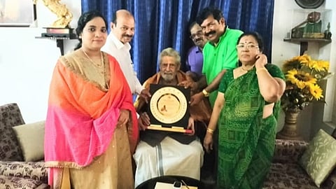 മധുവിന് നവതി ഫലകം സമർപ്പിച്ചു