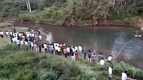 ചുങ്കം പുഴയിൽ രക്ഷാപ്രവർത്തനം നടത്തുന്നവർ