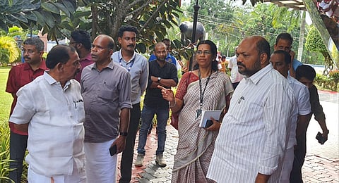 മന്ത്രി പി. രാജീവിന്റെ നേതൃത്വത്തിൽ ഉദ്യോഗസ്ഥരും ജനപ്രതിനിധികളും കളമശേരി സയൻസ് പാർക്ക് സന്ദർശിക്കുന്നു.