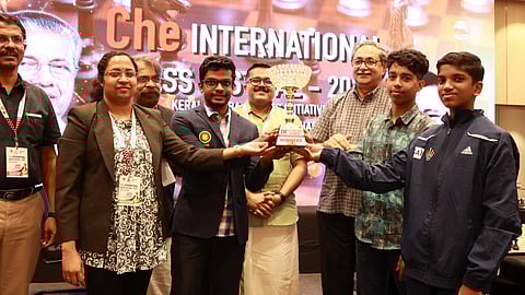 ചെ ഇന്റർനാഷണൽ ചെസ് ഫെസ്റ്റിവലിൽ വിജയികളായ കേരള ടീം സംസ്ഥാന പ്ലാനിംഗ് ബോർഡ് വൈസ് ചെയർമാൻ വി കെ രാമചന്ദ്രനിൽ നിന്ന് ട്രോഫി സ്വീകരിക്കുന്നു