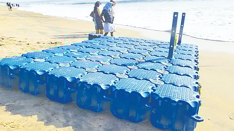 ചാവക്കാട്ടെ ഫ്ളോട്ടിങ് ബ്രിഡ്ജിന്റെ ഭാഗം.