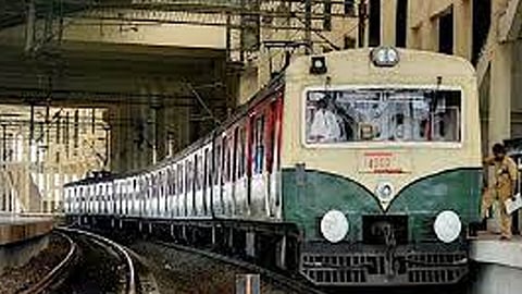 സബർബൻ തീവണ്ടിയിൽ യുവതിക്കു നേരെ ലൈംഗികാതിക്രമം; പോലീസുകാരൻ അറസ്റ്റിൽ