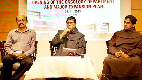 സെന്റ് ജോസഫ്സ് ആശുപത്രിയിലെ നവീകരിച്ച ഓങ്കോളജി ഡിപ്പാര്ട്മെന്റിന്റെയും ഭാവി വികസന പദ്ധതികളുടെയും പ്രഖ്യാപനം ചെയര്മാന് ഡോ. അഗസ്റ്റിന് മുള്ളൂര് നടത്തുന്നു. ഡോ. തോമസ് വര്ഗീസ് , ഫാദര് ലാല്ജു പോളാപ്പറമ്പില് എന്നിവര് സമീപം.