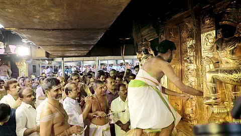 ഇക്കൊല്ലത്തെ ശബരിമല മണ്ഡല, മകരവിളക്ക് മഹോത്സവങ്ങൾക്കായി തന്ത്രി കണ്ഠര് മഹേഷ് മോഹനര് ശ്രീകോവില് നട തുറക്കുന്നു. തിരുവിതാംകൂര് ദേവസ്വം ബോര്ഡ് പ്രസിഡന്റ് പി.എസ്. പ്രശാന്ത്, ദേവസ്വം ബോര്ഡ് അംഗങ്ങളായ അഡ്വ. എ. അജിത് കുമാര്, ജി. സുന്ദരേശന് തുടങ്ങിയവര് സമീപം.