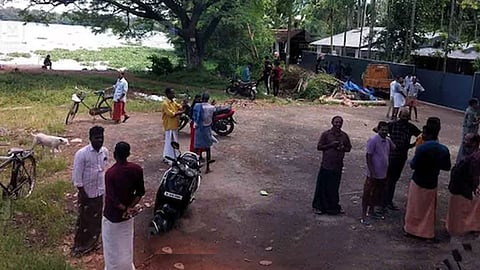 വയലാർ കായലിൽ വള്ളം മറിഞ്ഞു