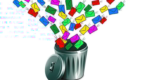 Symbolic image of letters being thrown into recycle bin