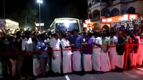 ഗുരുവായൂർ മേൽപ്പാലം ഉദ്ഘാടന ചടങ്ങിനെത്തിയ മുഹമ്മദ് റിയാസിന് നേരെ കറുപ്പ് മുണ്ട് ഉരിഞ്ഞ് പ്രതിഷേധം