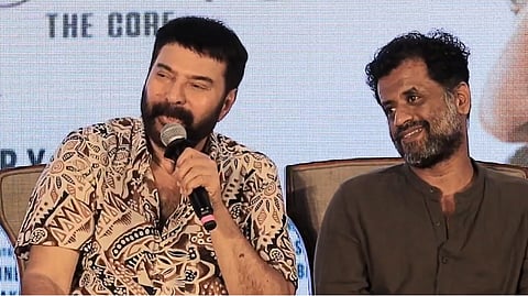 മമ്മൂട്ടിയും ജിയോ ബേബിയും കാതൽ-ദ കോർ പ്രൊമോഷണൽ പരിപാടിയിൽ.