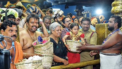 അയ്യനെക്കാണാൻ...  വൃശ്ചികപ്പുലരിയിൽ മണ്ഡലപൂജകൾക്കായി ശബരിമല നട തുറന്നപ്പോൾ അയ്യപ്പദർശനത്തിനായി ശ്രീകോവിലിനു 
മുന്നിൽ പൂജാപുഷ്പങ്ങളുമായി കാത്തുനിൽക്കുന്ന ഭക്തർ.