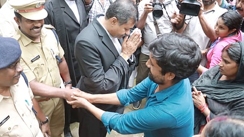 ആലുവ കൊലപാതക കേസിൽ പ്രതി അസ്ഫാക്ക് ആലമിന് വധശിക്ഷ വാങ്ങിക്കൊടുക്കാൻ അഹോരാത്രം പ്രയത്നിച്ച സ്പെഷ്യൽ ഇൻവെസ്റ്റിഗേഷൻ ടീമിലെ ഇൻസ്പെക്റ്റർ എ.കെ സന്തോഷ് കുമാറിന്റെ കൈപിടിച്ച് കുഞ്ഞിന്റെ അച്ഛൻ നന്ദി പറയുന്നു. അരികിൽ അമ്മയെ കൈകൂപ്പുന്ന പ്രോസിക്യൂട്ടർ മോഹൻരാജ് .