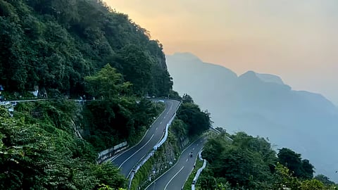 വാഴച്ചാൽ-മലക്കപ്പാറ റോഡിൽ ഗതാഗത നിരോധനം