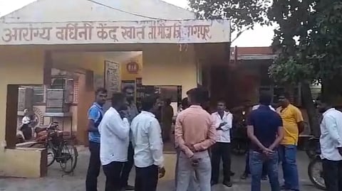 ശസ്ത്രക്രിയയ്ക്കെത്തിയവരുടെ ബന്ധുക്കൾ പ്രാഥമികാരോഗ്യ കേന്ദ്രത്തിനു മുന്നിൽ ഡോക്റ്റർക്കു വേണ്ടി കാത്തുനിൽക്കുന്നു.