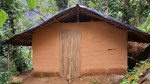 മലക്കപ്പാറി വീരൻകുടി ആദിവാസി കോളനിയിലെ മണ്ണു കുഴച്ചു തീർത്ത കൂര.