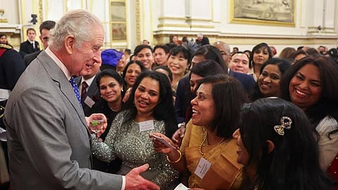 ചാൾസ് മൂന്നാമൻ നഴ്സുമാർക്കൊപ്പം