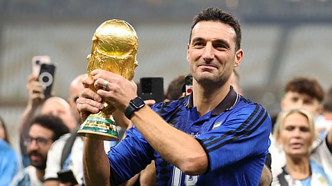 Lionel Scaloni with world cup trophy