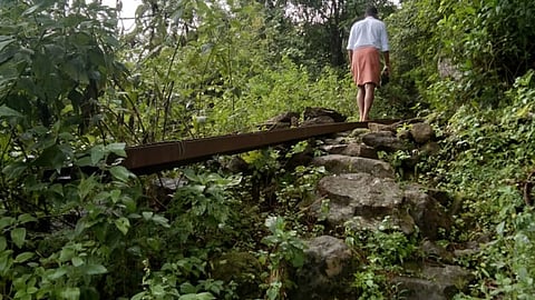 മലക്കപ്പാറ വീരൻകുടി കോളനിയിൽ നിന്നുള്ള വഴി