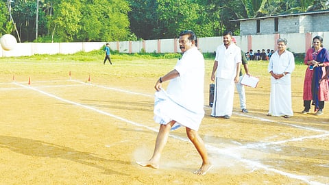 ചേലക്കര ഗ്രാമപഞ്ചായത്ത് സംഘടിപ്പിച്ച തലമപന്തുക്കളി മന്ത്രി കെ. രാധകൃഷ്ണൻ ഉദ്ഘാടനം ചെയ്യുന്നു.