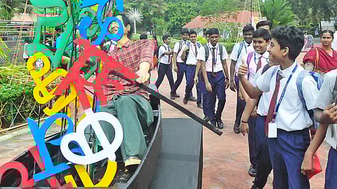 നിയമസഭാ വളപ്പിൽ സ്ഥാപിച്ചിരിക്കുന്ന അക്ഷരശിൽപ്പം കൗതുകപൂർവം നോക്കിക്കാണുന്ന വിദ്യാർഥികൾ