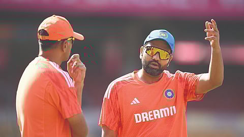 ഇന്ത്യൻ പരിശീലകൻ രാഹുൽ ദ്രാവിഡും ക്യാപ്റ്റൻ രോഹിത് ശർമയും.