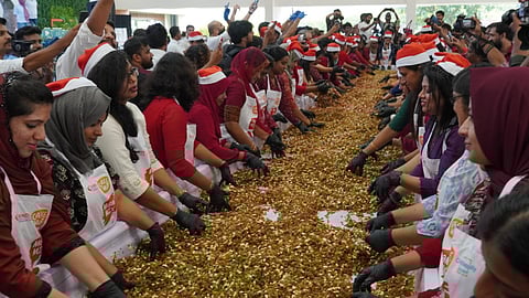 ഗർഭിണികൾക്കു വേണ്ടി കൊച്ചി കിൻഡർ ഹോസ്പിറ്റൽ സംഘടിപ്പിച്ച കേക്ക് മിക്സിങ് സെറിമണി.