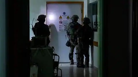 അൽ ഷിഫ ആശുപത്രിയിൽ പരിശോധന നടത്തുന്ന ഇസ്രേലി സൈനികർ